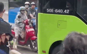 Giữa trưa nắng, cô gái có hành động khó hiểu khiến cả con phố xì xào