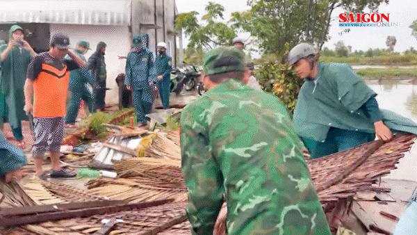 Cà Mau: Dông lốc làm tốc mái và sập nhiều nhà dân