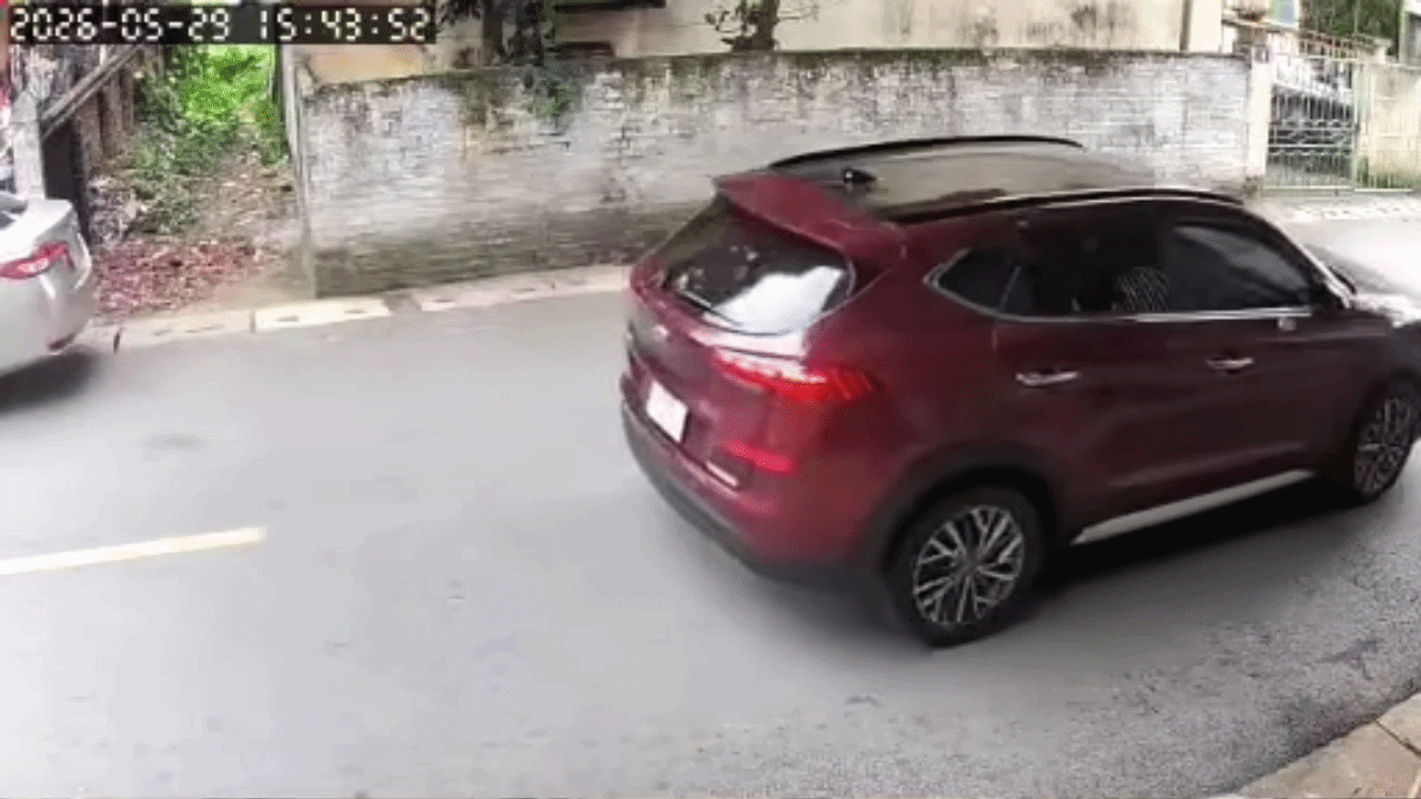 Clip: Ô tô dừng bất ngờ, xe máy điện không kịp phanh