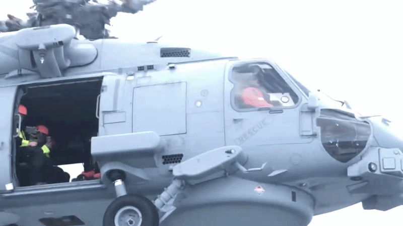 Trực thăng săn ngầm MH-60R phóng tên lửa AGM-114 Hellfire vô hiệu hóa tàu hướng tới Iran trên Vịnh Oman