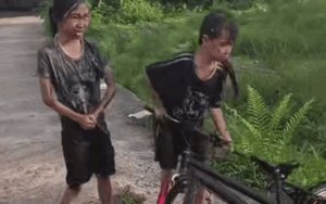 Clip: 2 bé gái đen nhẻm khi đạp xe cùng nhau, biết diễn biến trước đó ai cũng cười ngất