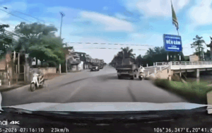 Nữ sinh vừa rẽ phải, camera hành trình của ô tô ghi lại diễn biến đáng sợ