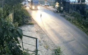 Trời nhá nhem tối, dân mạng không bình tĩnh nổi trước cảnh tượng của bé trai nhỏ tuổi