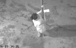 Trời vừa tối, cô gái 'nghịch dại' với cây cột phải cầu cứu mẹ