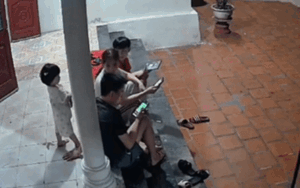 Thấy bố mẹ ngồi trước sân, 'búp măng non' nói chỉ 5 từ gây xấu hổ vô cùng