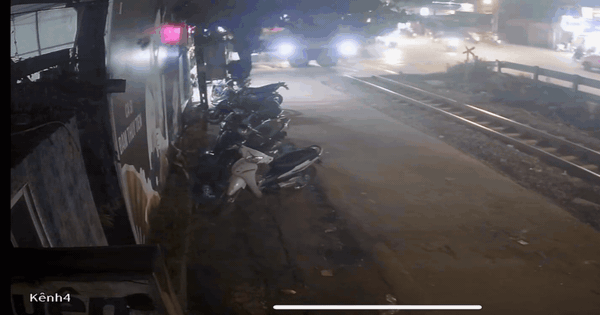 Video tàu hỏa va chạm ô tô tải tại Hà Nội, nhiều xe máy bị vùi lấp