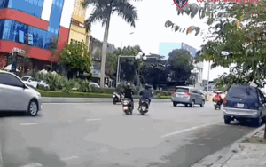 Tình huống giao thông giữa 2 xe máy khiến dân tình rôm rả bàn tán