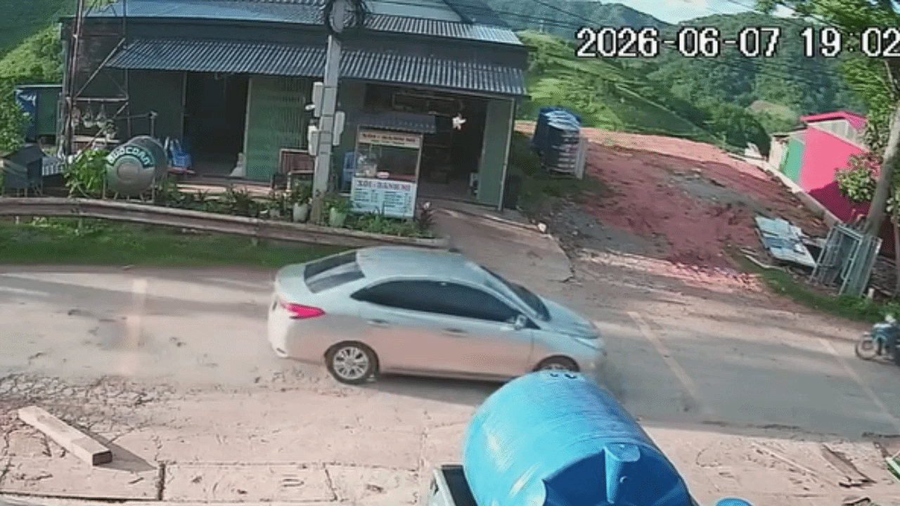 Clip: Xe máy chở hai lao lên vỉa hè, đâm thẳng cột điện