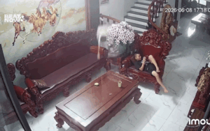 3 anh em chơi cùng nhau ở phòng khách, bố mẹ xem camera liền thấy cảnh bất ngờ