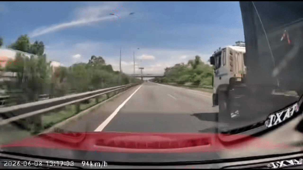 Clip: Nắp capo bật tung che kính lái khi ô tô đang chạy 100 km/h