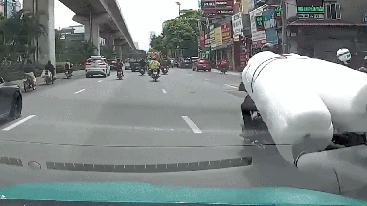 Clip: Xe máy chở cồng kềnh xô ngã cô gái vào đầu ô tô