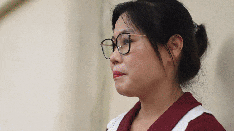 Kì thi đặc biệt của những bậc cha mẹ ngoài cổng trường