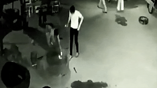 Clip trộm dùng 'quái chiêu' rút đống tiền ATM nóng nhất mạng xã hội