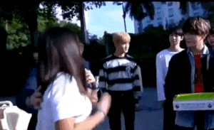 Tae Yong (NCT) bị cưỡng hôn trên sóng truyền hình