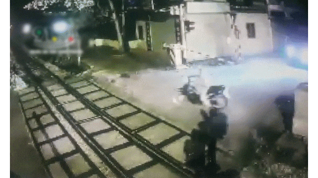 Clip: Giây phút người đàn ông bị tàu hỏa tông trúng khi cố băng qua đường ray