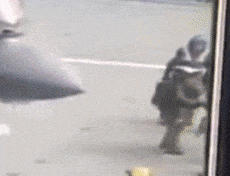 F-35 hạ cánh xuống tàu sân bay Anh, phi công ngã sấp mặt trên boong