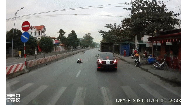 Clip: Người đàn ông vô tư nằm 'thả dáng' trên quốc lộ khiến người đi đường hoảng hốt