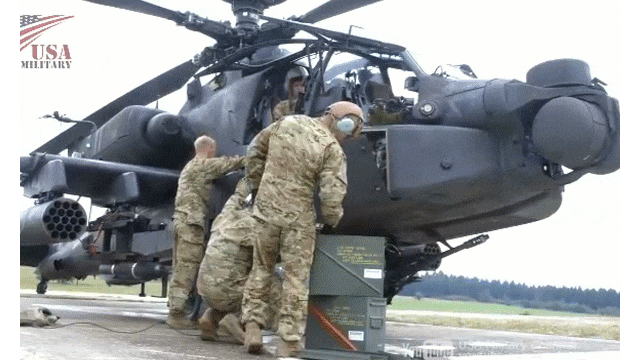 Cận cảnh quá trình trang bị vũ khí cho trực thăng AH-64 Apache