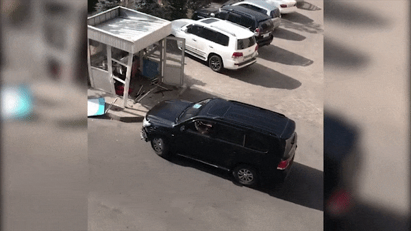 Tài xế say rượu lái ôtô tông sập phòng bảo vệ