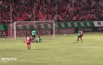Văn Lâm cứu thua ngoạn mục trên vạch vôi