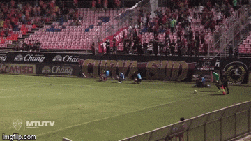 Văn Lâm hóa siêu nhân, nhưng Muangthong United vẫn thua 0-1 trước Sukhothai FC