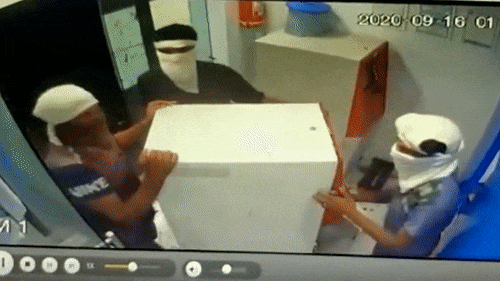 Trộm dùng máy cắt để lấy tiền trong cây ATM