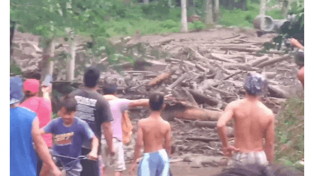 Clip: Lũ quét cuốn phăng cây cối, bùn đất khiến người dân kinh hãi