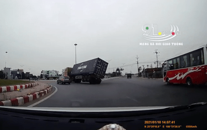 Clip: Kinh hoàng cảnh xe container bất ngờ lật nhào xuống đường khi vào cua