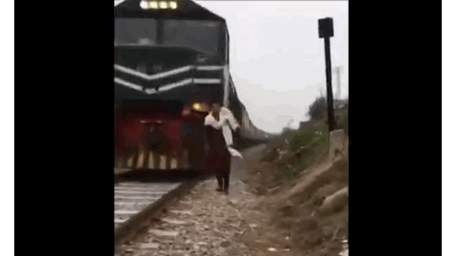 Clip: Mải quay video Tiktok, nam thanh niên bị tàu hỏa tông trúng