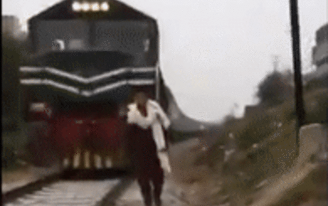 Clip: Nam thanh niên bị tàu hỏa đâm khi quay TikTok, khoảnh khắc cuối cùng gây ám ảnh