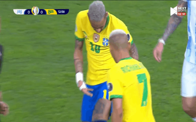 Neymar bị xé rách quần ở chung kết Copa America 2021