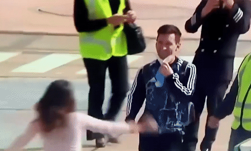 Messi ôm hôn vợ ở sân bay