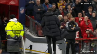HLV Atletico bị CĐV MU ném chai nước vào người