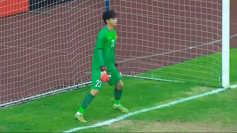 Thủ môn U19 Việt Nam bị trọng tài nhắc vì nhảy nhót khi bắt luân lưu