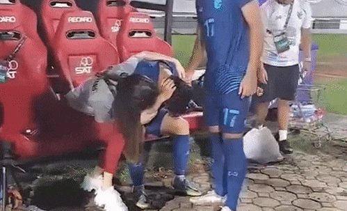 Sao Thái Lan khóc nức nở, Madam Pang phải vỗ về sau trận thua Malaysia