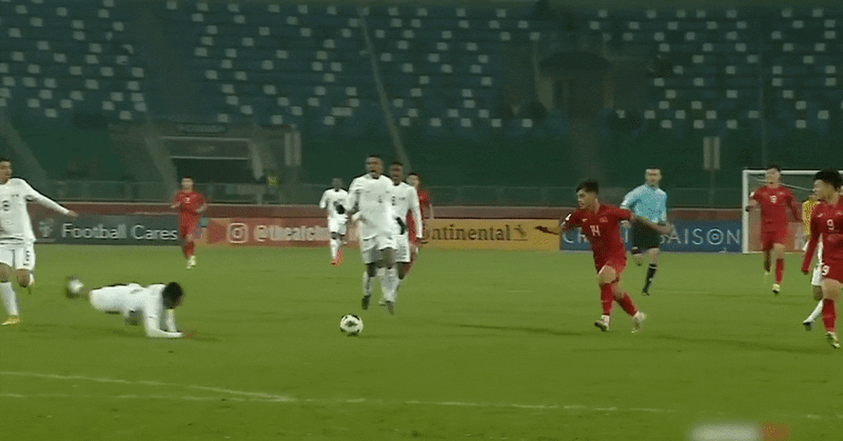 U20 Qatar ngang nhiên dùng tay chơi bóng, trọng tài không hề có phản ứng gì