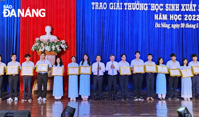 Tuyên dương, khen thưởng học sinh giỏi năm học 2022-2023