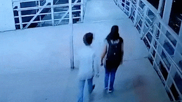 Clip: Tên 'biến thái' bất ngờ lao tới cưỡng hôn cô gái rồi bỏ chạy