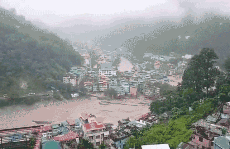 Nhiều người dân và binh lính bị mất tích khi lũ tràn qua thung lũng ở Ấn Độ