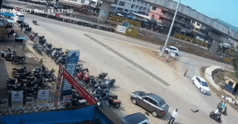 Khoảnh khắc cầu vượt bất ngờ đổ sập khiến người dân hốt hoảng bỏ chạy