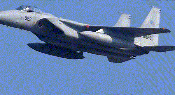 Cận cảnh cửa hút gió của tiêm kích F-15J chuyển động liên tục khi máy bay cơ động