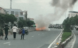 Hai xe máy cháy trơ khung sau va chạm