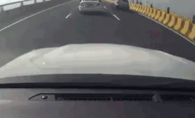 Kinh hoàng ô tô mất lái đâm vào lan can rồi lộn 2 vòng trên cao tốc