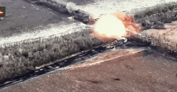 Video UAV Ukraine bắn nổ 2 pháo tự hành của Nga tại tiền tuyến