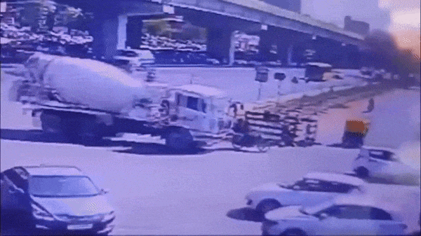 Clip: Rẽ trái, xe bồn cán trúng hai người đàn ông đi xe máy
