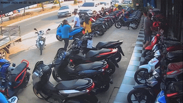 Clip: Ô tô tông trúng người đi đường rồi lao vào cửa hàng xe máy