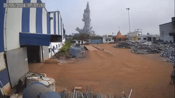 Clip: Nổ lớn tại nhà máy sản xuất chất nổ khiến 7 người thương vong