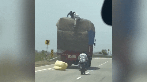 Nhóm trộm liều lĩnh trèo nóc xe tải đang chạy, cướp hàng ngay trên đường cao tốc