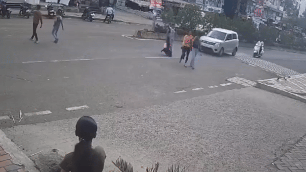 Clip: Ô tô tông người phụ nữ văng lên không trung, bay xa 3 mét