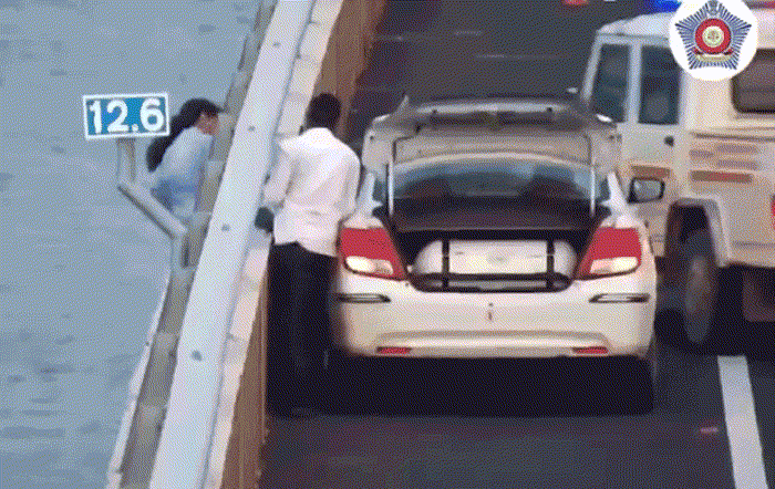 Phản xạ kịp thời, nam tài xế taxi cứu thoát người phụ nữ nhảy cầu tự tử